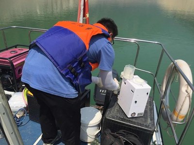 守護一江碧水 漢源生態環境局攜手市環境監測中心站開展大渡河三谷莊斷面水質監測紀實